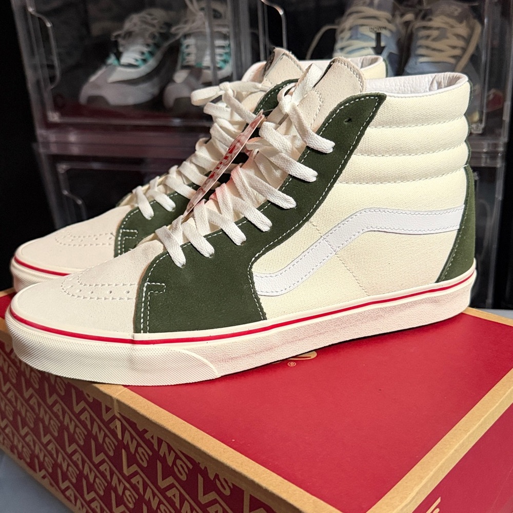 New Vans Sk8-Hi Top in Marshmallow and Kombu Green colorway men’s size 12 RARE